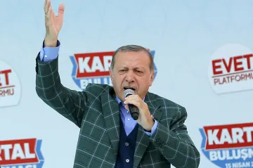 Západ se z našich reforem zblázní, říká Erdogan před referendem, v Istanbulu zatkli desítky cizinců