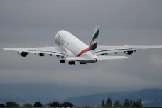 Airbus zkontroluje křídla starších letounů A380. Objevil na nich malé praskliny