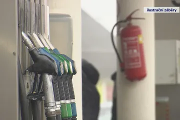 Pohonné hmoty dál zlevňují, nafta se v průměru dostala pod 40 korun za litr