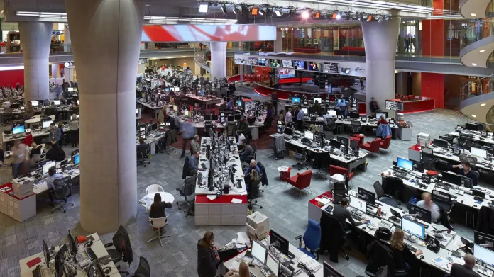 Hlavní newsroom v centrále britské BBC