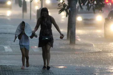 Jihovýchod Česka zasáhnou bouřky doprovázené silným větrem a kroupami, varuje výstraha