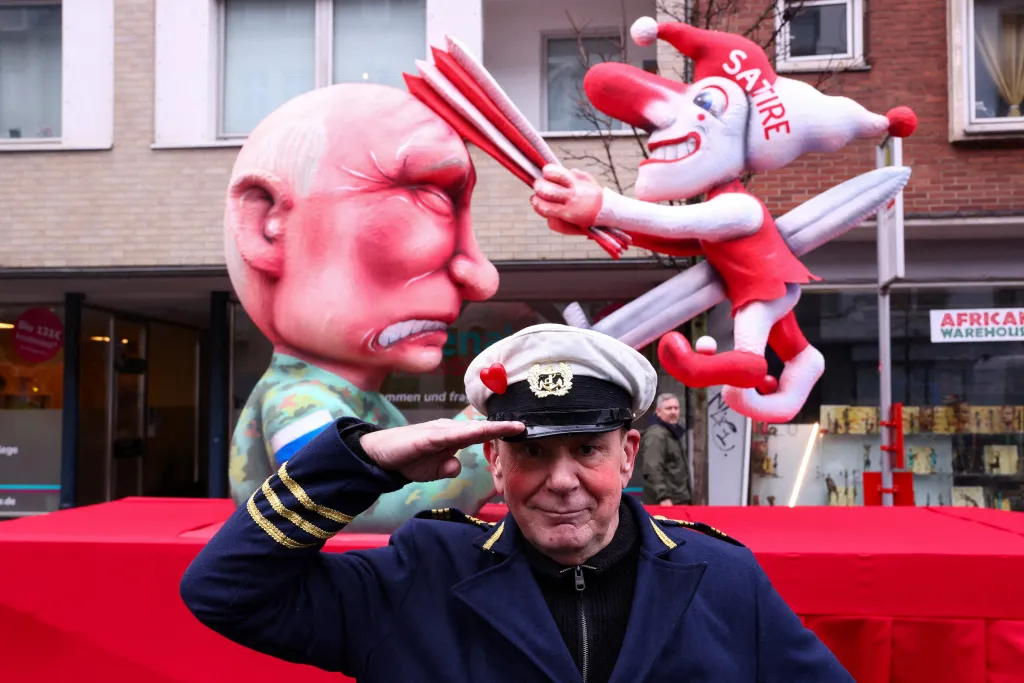 Umělec a stavitel karnevalových vozů z Düsseldorfu Jacques Tilly pózuje před vozem zobrazujícím ruského vůdce Vladimira Putina