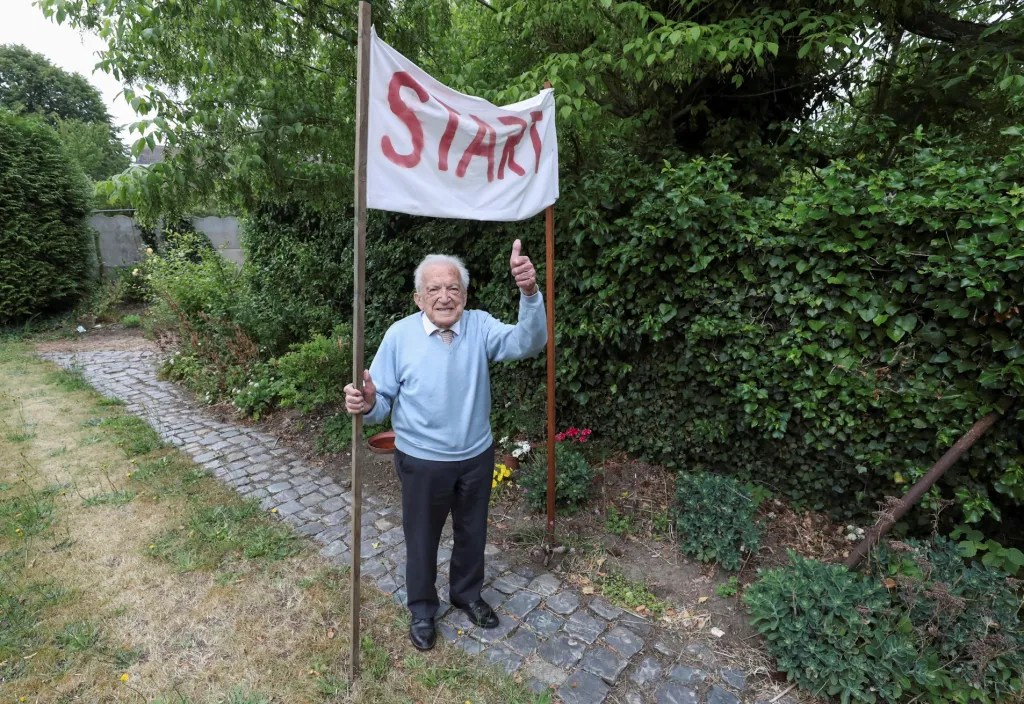 Bývalý belgický lékař Alfons Leempoels se ve 103 letech rozhodl, že během karantény na své zahradě nachodí maraton. Snažil se tím získat finance pro vědce, kteří zkoumají chorobu covid-19