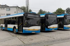 Ostravský dopravní podnik poslal na Ukrajinu už deset autobusů. Chce věnovat i tramvaje