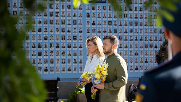 Ukrajinský prezident Volodymyr Zelenskyj a jeho žena Olena si připomněli padlé obránce vlasti