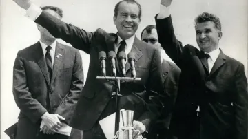 Americký prezident Richard Nixon na návštěvě v Rumunsku zdraví dav, který ho přišel přivítat s velkými ovacemi na letiště Otopeni v Bukurešti. Po jeho boku rumunský prezident Nicolae Ceaușescu