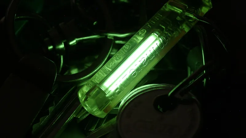 Přívěšek svítící díky tritiu