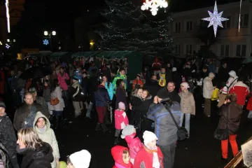 Ve Městě Albrechticích svítí na náměstí Radovánek