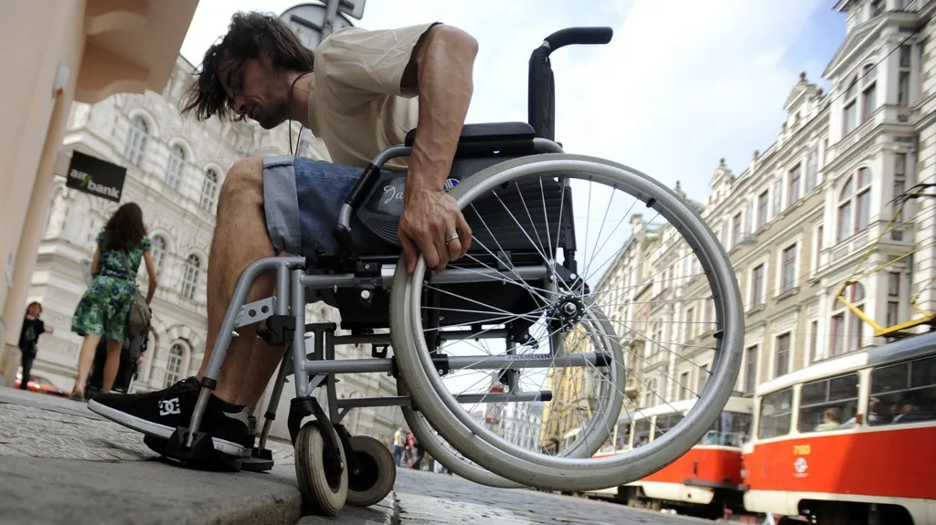 Lidé si mohli vyzkoušet překonávání překážek v dopravě na vozíčku