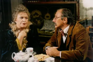 Přehrajte si v iVysílání: Jiřina Bohdalová v němé grotesce, Televarieté i na stopě zločinu