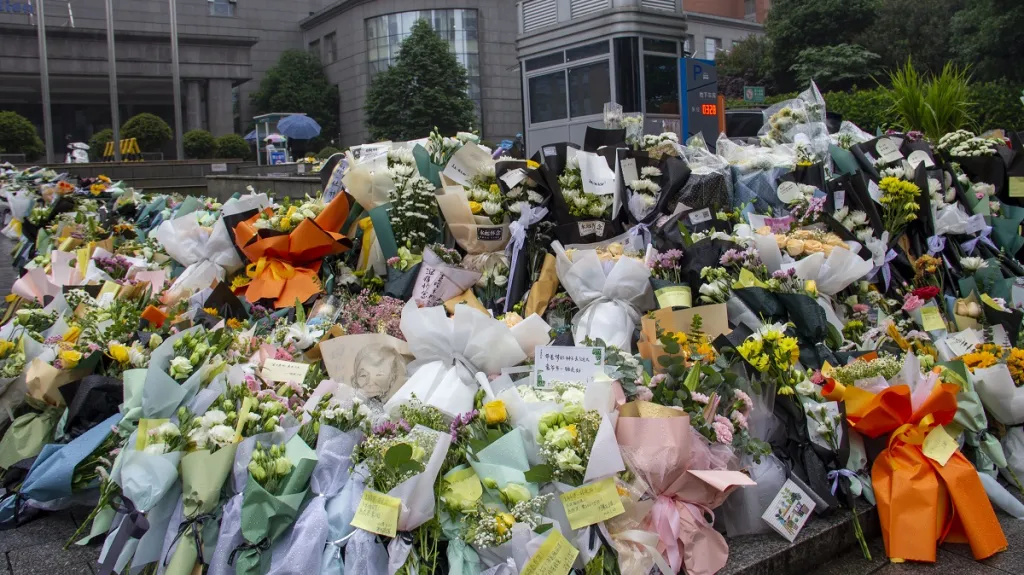 Květiny před nemocnicí, kde zemřel Jüan Lung-pching