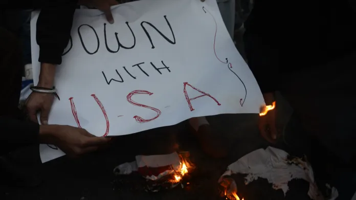 Protesty proti USA po zabití íránského generála Kásima Solejmáního