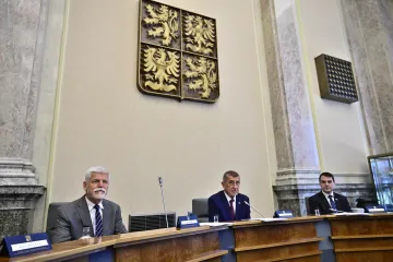 Pavel dorazil na jednání vlády, ta rozhodnutí o delegaci na summit NATO odložila