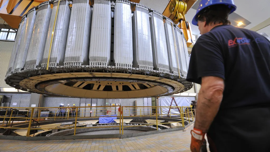 Rotor zavěšený na jeřábech