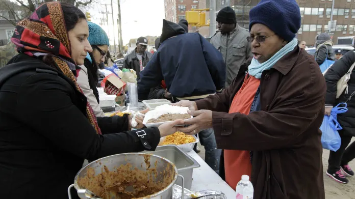 Dobrovolníci rozdávají teplé jídlo