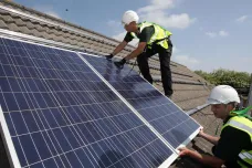 České střechy stále více pokrývají solární panely. Zájem o ně roste 