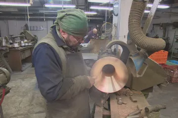 Výrobce hudebních nástrojů Amati má víc zakázek, než může vyrobit. Chybí mu zaměstnanci