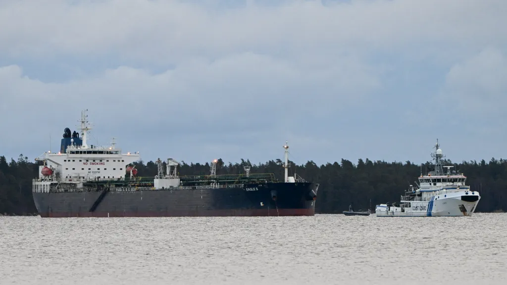 Finská pobřežní stráž hlídá tanker Eagle S