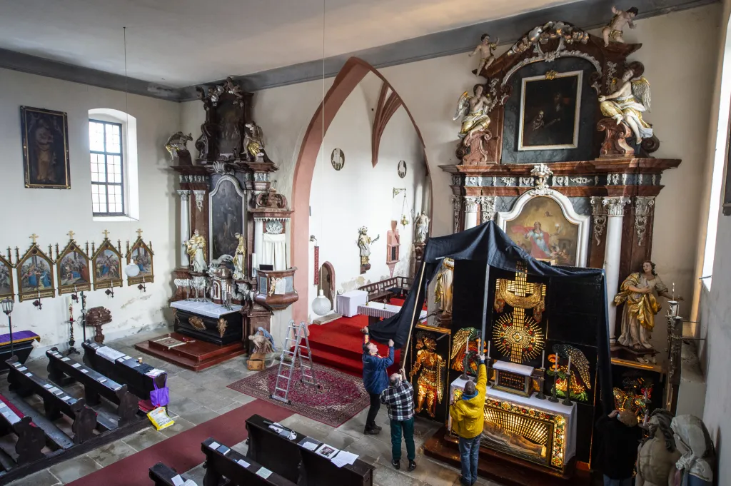 Mozaika je ze sklíček, ručně všívaných do kartonu. Základ tvoří hrob, oltářní stůl s dřevěnou sochou ležícího Kristova těla. Nad ním je svatostánek a panel s křížem, kam se dávala monstrance. Po stranách andělé, na krajích rytíři. „Značí stráž, kterou postavil Pilát k hrobu v Jeruzalémě, aby židé Kristovo tělo neukradli,“ popisuje Šimánek