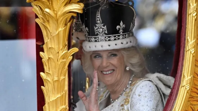 Královský pár po korunovaci opouští Westminsterské opatství,  Autor: Toby Melville,  Zdroj: Reuters