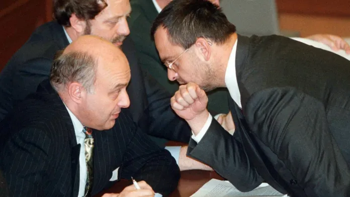 Miroslav Kalousek (vpravo) při rozhovoru s ministrem financí Ivem Svobodou v Poslanecké sněmovně v roce 1998
