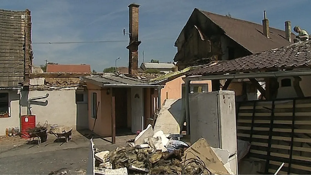 Dům manželů Konečných shořel téměř celý. Zůstal jen komín