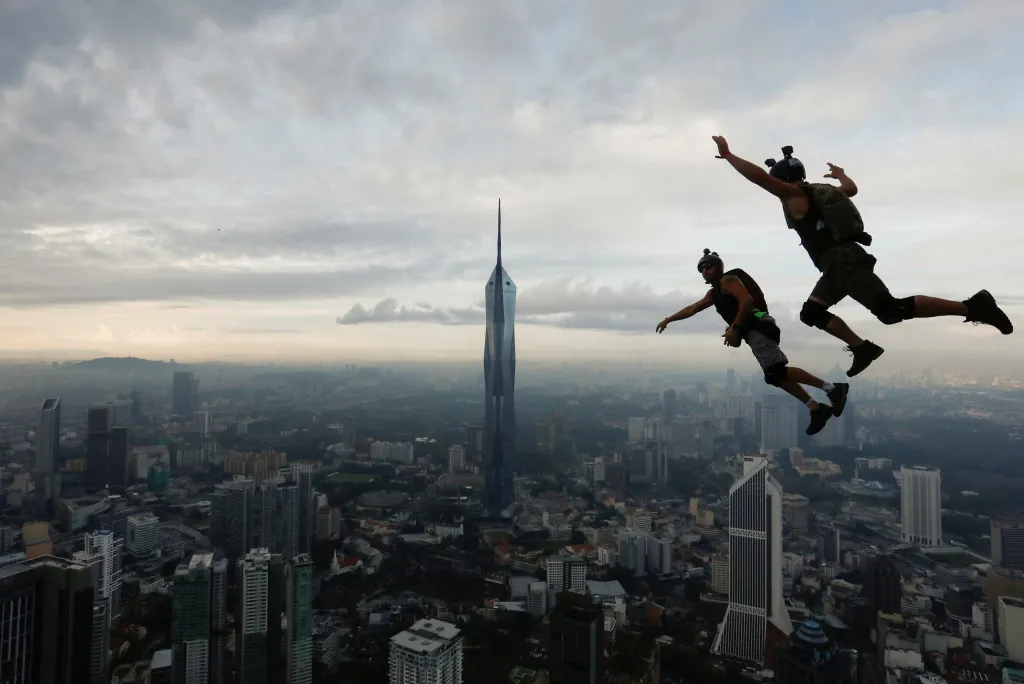 Parašutisté při seskoku z věže Menara Kuala Lumpur