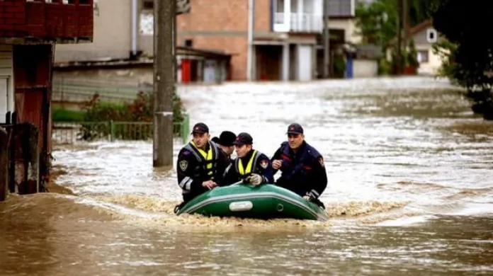 Záplavy v Srbsku a Bosně: Pomáhají i čeští hasiči