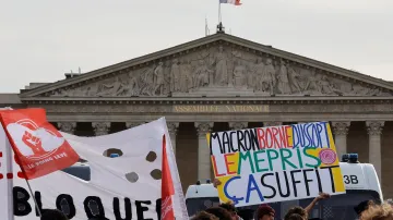 Protest proti důchodové reformě před budovou Národního shromáždění