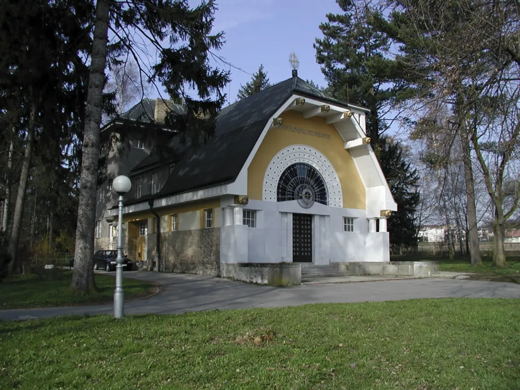 Kroměříž. Zemský léčebný ústav císaře Františka Josefa I., dnes areál psychiatrické léčebny, nabídne procházku s architektkou Radmilou Vraníkovou. Areál je postaven ve slohu vídeňské secese, podle návrhu architekta Huberta Gessnera, rodáka z Valašských Klobouk, který byl žákem Otty Wagnera z Vídně.