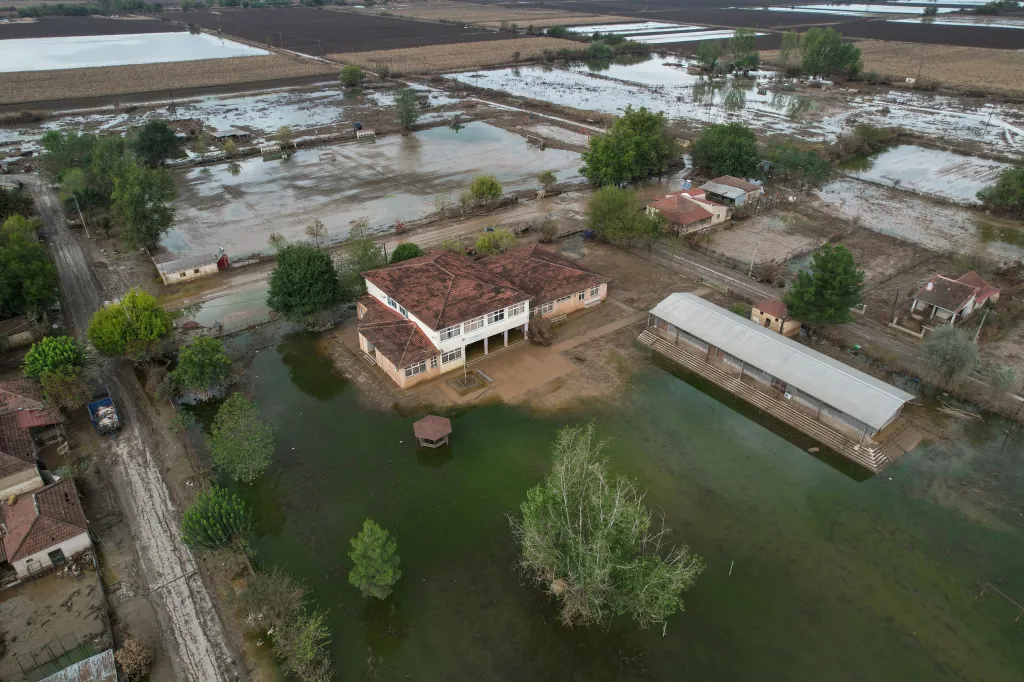 Dronový záběr zatopené vesnice Vlohos