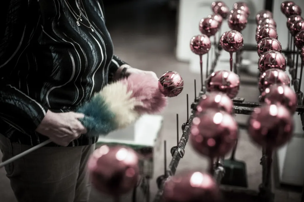 To už ale ozdoba míří do balírny, kde se nejprve musí řádně očistit