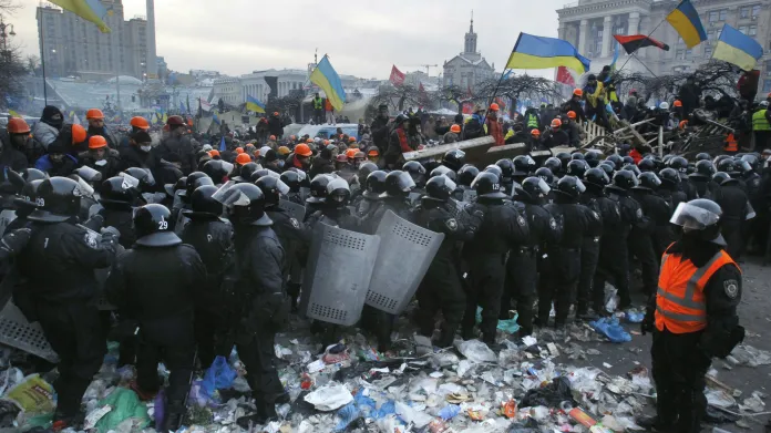 Těžkooděnci zasahují v Kyjevě proti demonstrantům