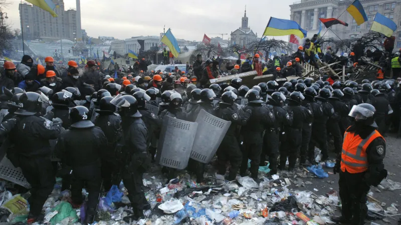 Těžkooděnci zasahují v Kyjevě proti demonstrantům
