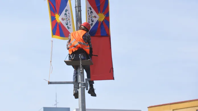Tibetská vlajka vyvěšená na protest proti příjezdu čínské delegace