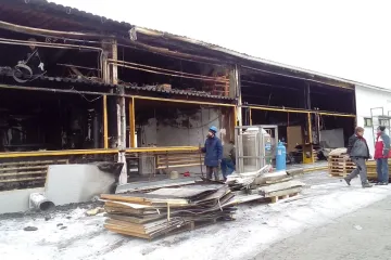 Po rozsáhlém požáru jde část továrny na mucholapky k zemi