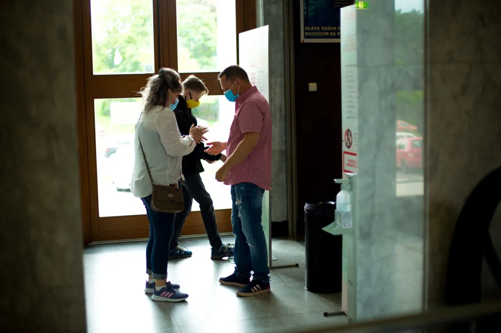 Každý návštěvník má povinnost před vstupem použít dezinfekci na ruce