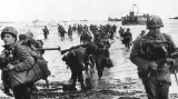Další vlna posil připlouvá na pláž Omaha poblíž Vierville sur Mer ve Francii 6. června 1944