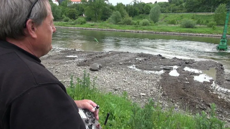 Pro práci podvodního bagru je nízká hladina řeky dobrá