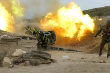 Zpravodajové o Karabachu: Bohatá armáda s drony zápolí s početnou pěchotou zakopanou v horách