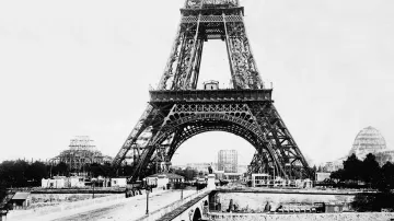 Eiffelova věž během výstavby v roce 1888