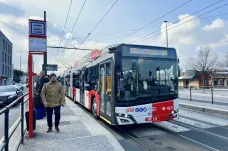 Na pražské letiště začaly jezdit trolejbusy, jsou nejdelší v Česku