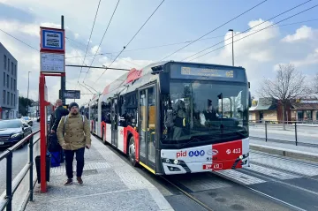 Na pražské letiště začaly jezdit trolejbusy, jsou nejdelší v Česku