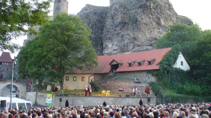 Z představení na hradě Střekov v Ústí n. L.