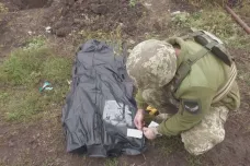 Těla mrtvých Rusů zůstávají podél frontové linie. Čekají na návrat domů