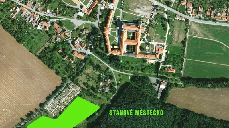 Stanové městečko a úložna kol