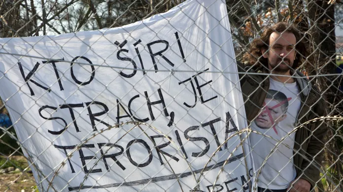 Protest proti Robertu Ficovi při jeho příjezdu na řecko-makedonskou hranici