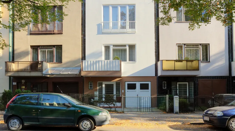 Úzké třípodlažní domy na ulici Mathonová