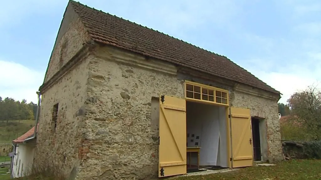Kamenná kostnice z roku 1707