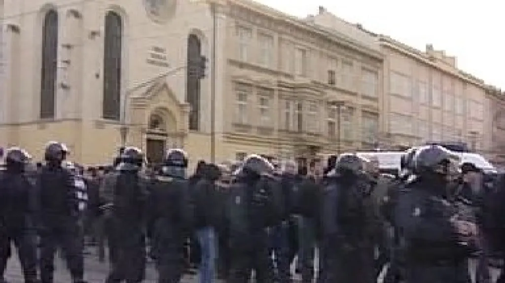 Policie doprovází průvod extremistů